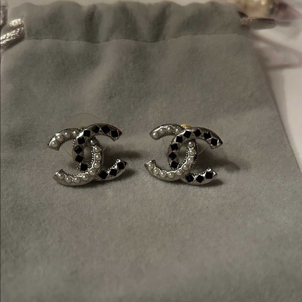 Authentic CHANEL earrings - Picture 6 of 7